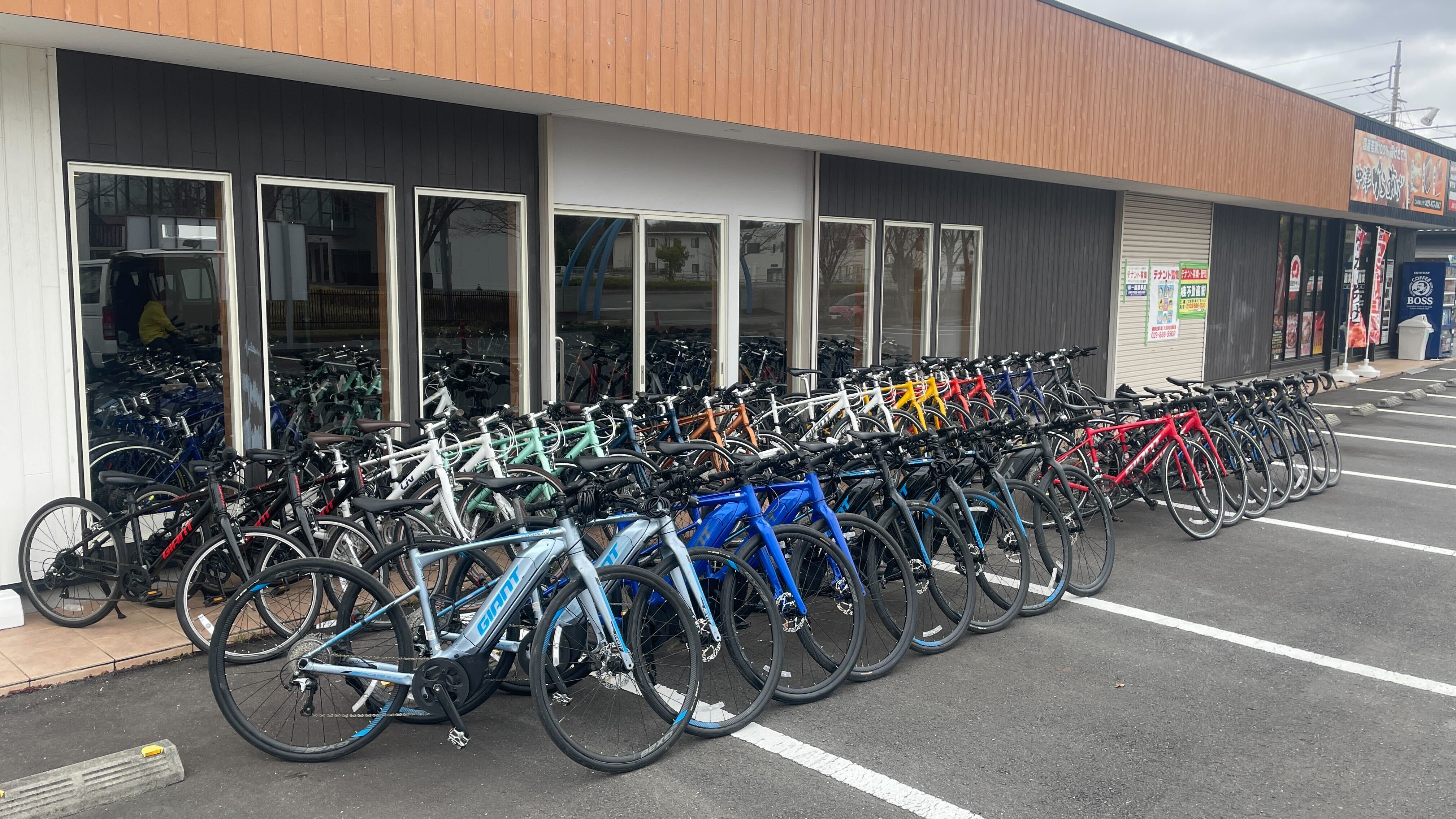 拠点に並ぶレンタル車両